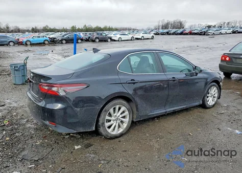 2021 Toyota Camry Le z USA, uszkodzony, nr VIN 4T1C11AK4MU458733